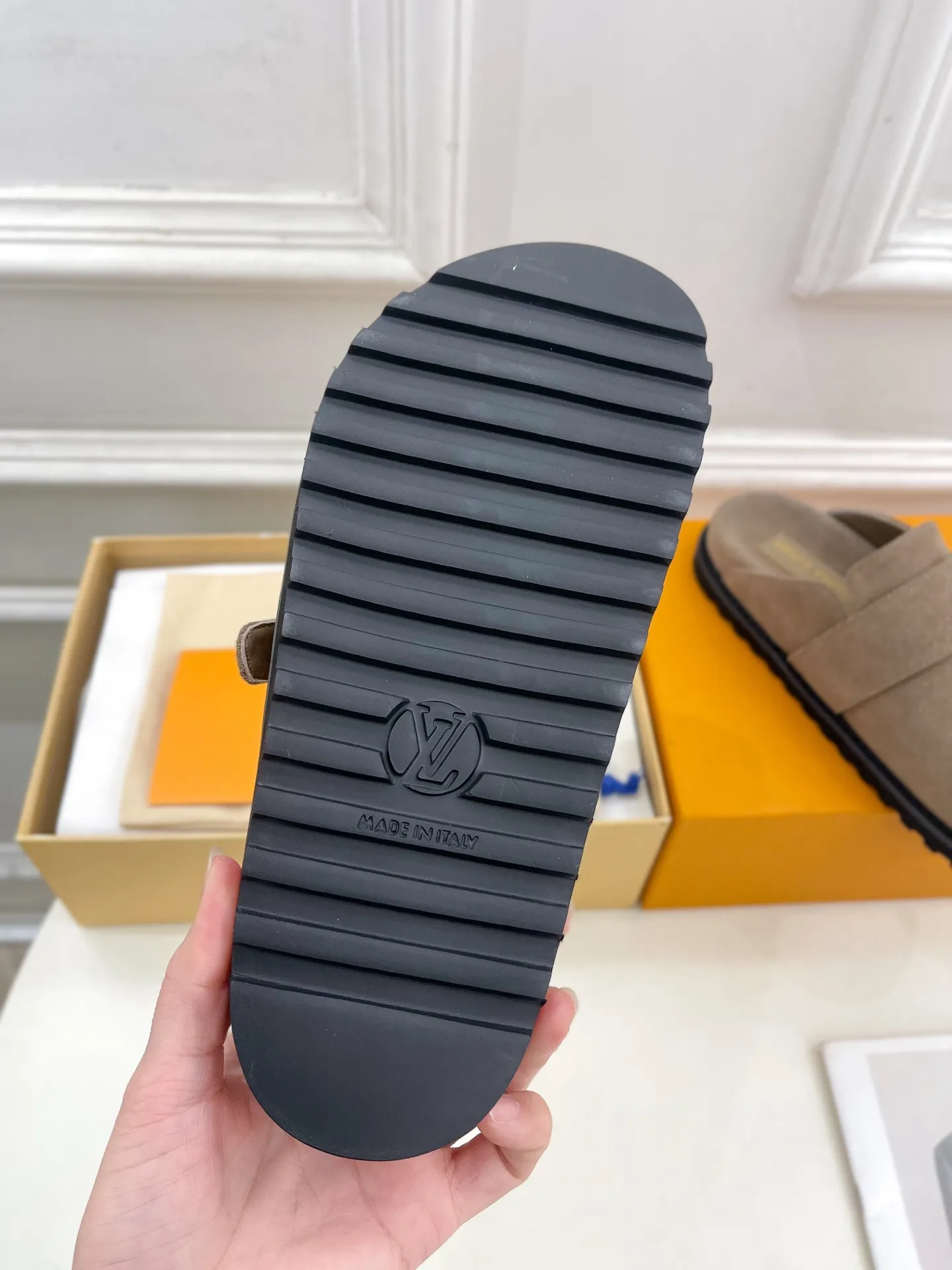 👟👟Ex-factory price 580👟👟 Men's model ➕10 LV | Louis Vuitton 25𝐬𝐬 🧡💚2025 Early spring new model Top version ⚠️ The counter features the latest LV COSY COMFORT metal buckle Bread Mule slippers hard goods new🆕 ❥BS purchasing level! Full of high-end feel! A popular model among bloggers at home and abroad, it’s retro and fashionable and looks amazing on your feet! Mainly recommended models on the official website★ ━━━━━ ЅᏇєєt ━━━━━ ▪️Upper: original specific cowhide/old leather ▪️lining: imported cowhide lining ▪️outsole: original molded outsole ▪️shoe size: women's size 35-39 (customized at 40.41) Men's size 40-44 (45.46 customized)